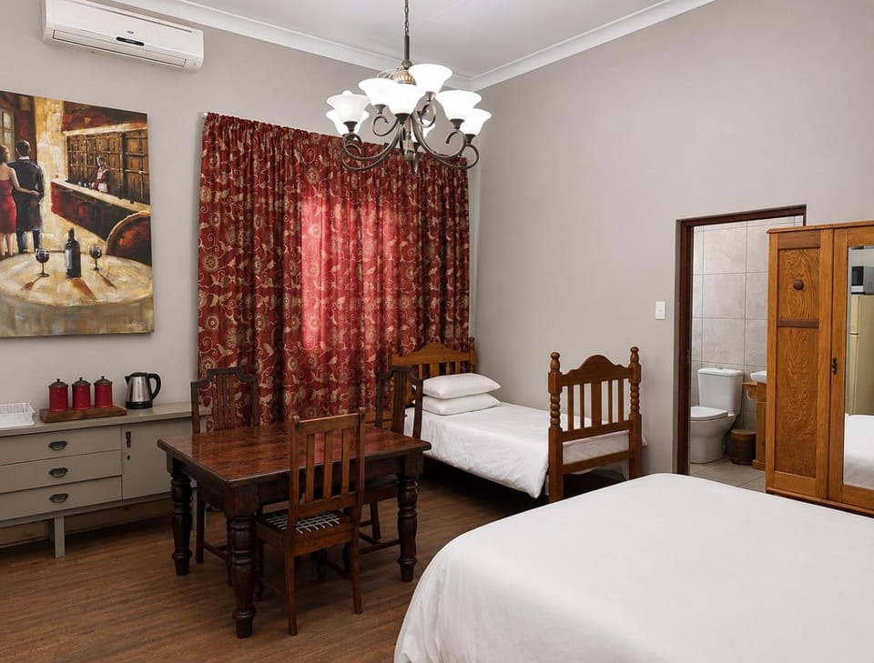 Bed, Photo of the whole room, Dining area, Bedroom