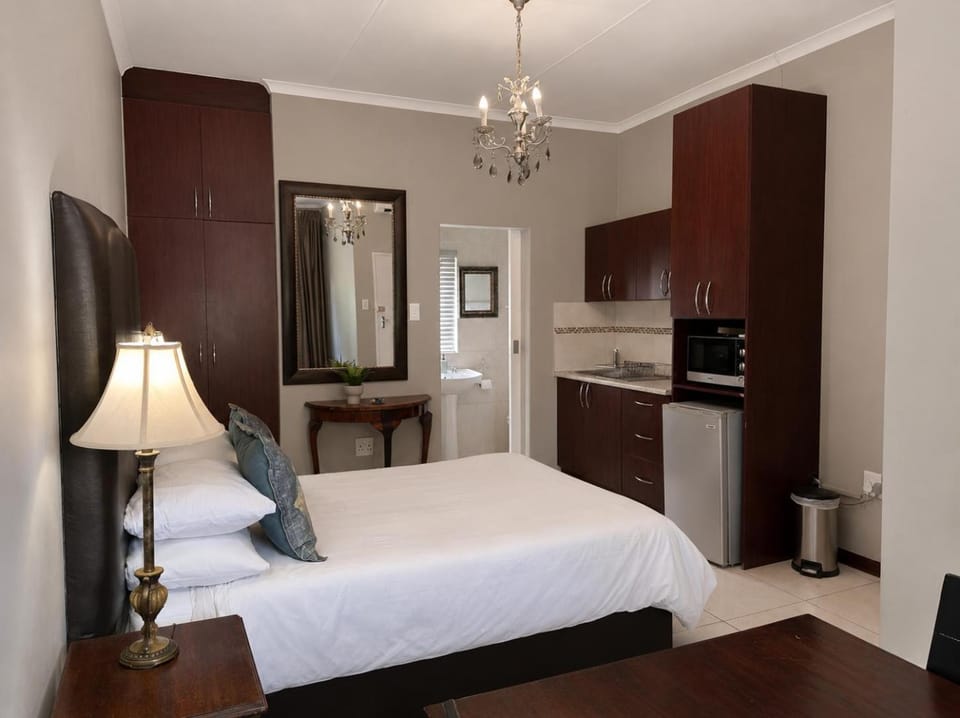 Bed, Kitchen or kitchenette, Photo of the whole room, Bedroom