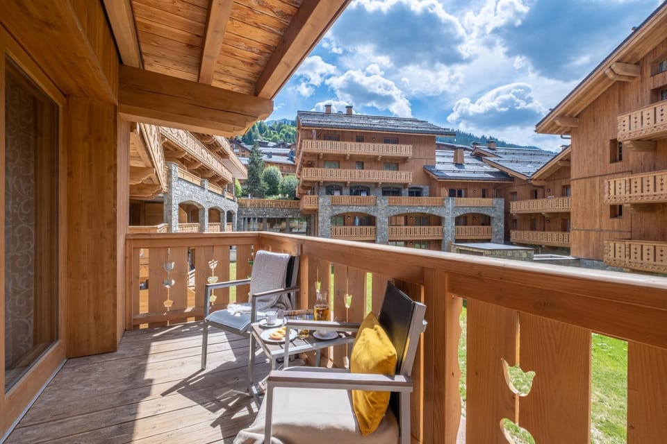Property building, Patio, Day, View (from property/room), Balcony/Terrace, Dining area, Mountain view, Drinks