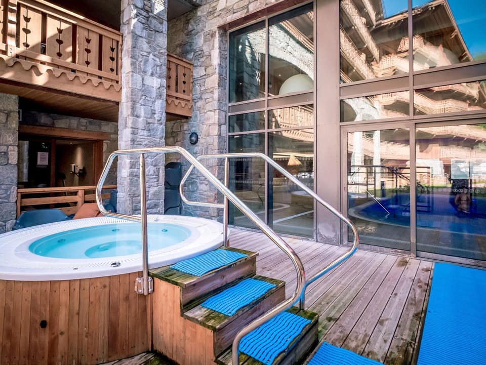 Property building, Day, Natural landscape, Summer, Hot Tub, Pool view, Swimming pool