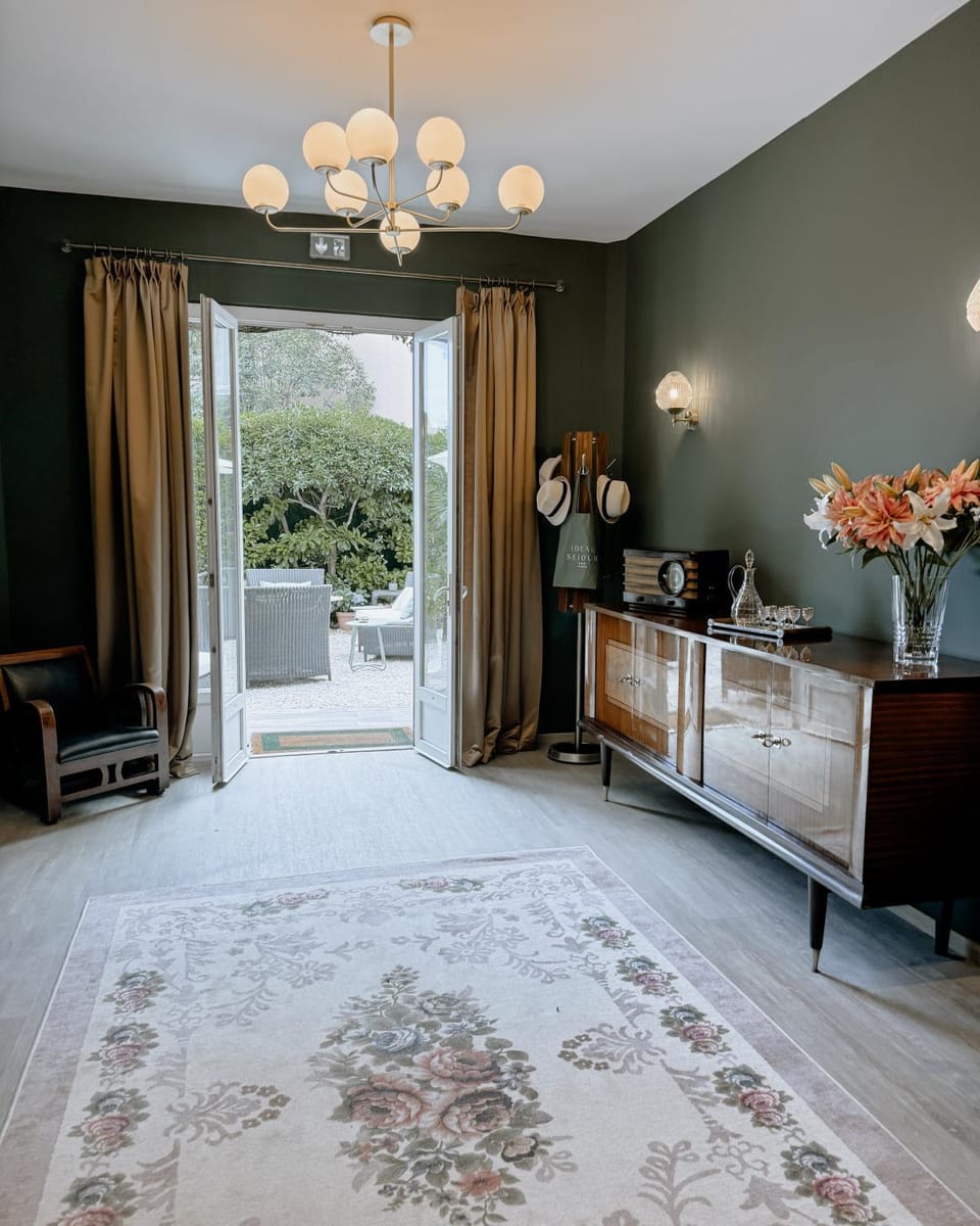 Living room, Seating area