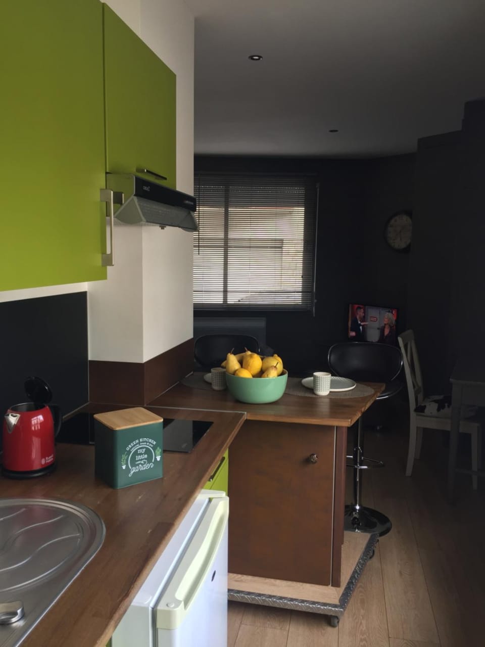 Grd studio "DECO BOIS" Clim Réversible installée cette année 5mn à pied du Centre, bus 1 euros en face du Studio, fac et gare à 10mn à pieds Apartment in Perpignan