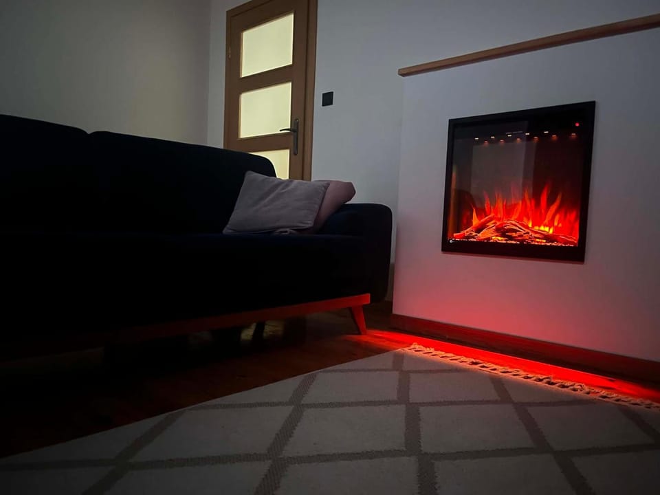 Seating area, fireplace