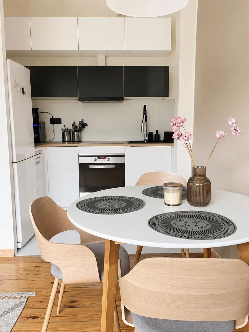 Kitchen or kitchenette, Dining area