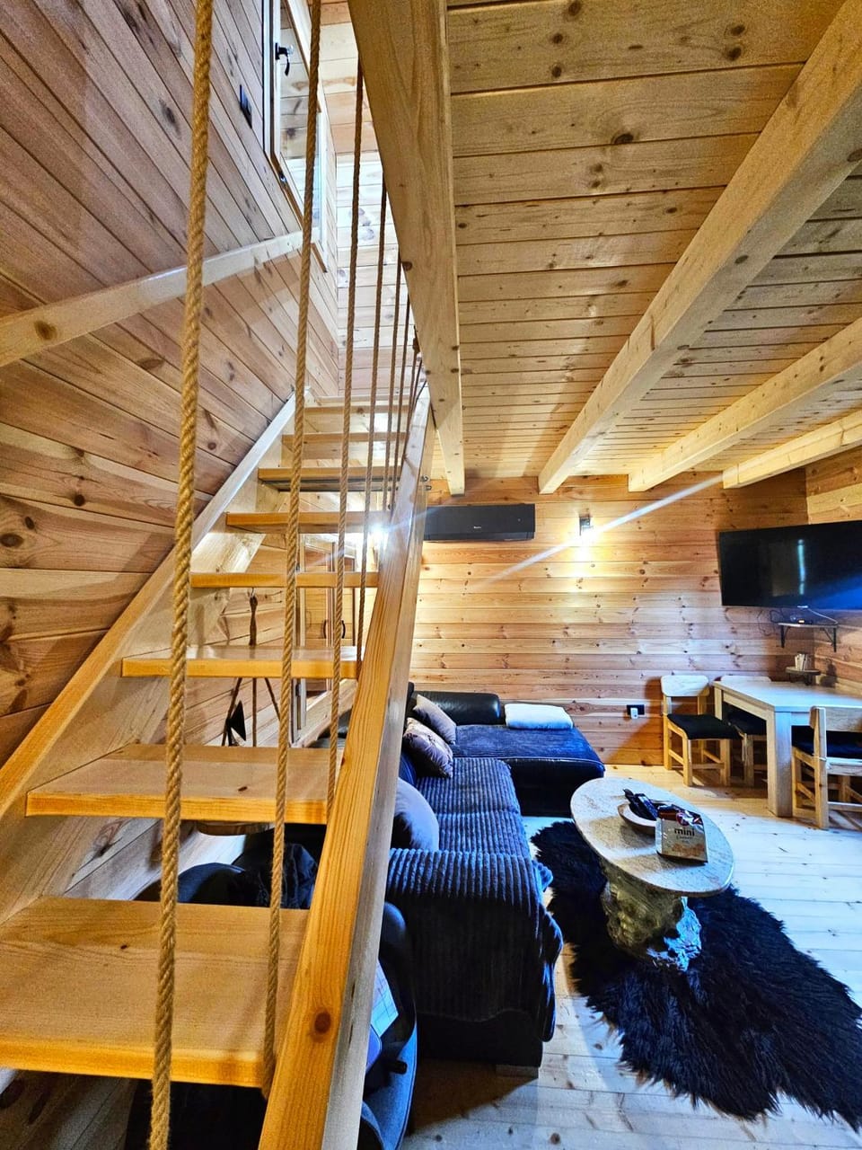 Communal lounge/ TV room, TV and multimedia, Living room, Photo of the whole room, Seating area, Evening entertainment, bunk bed