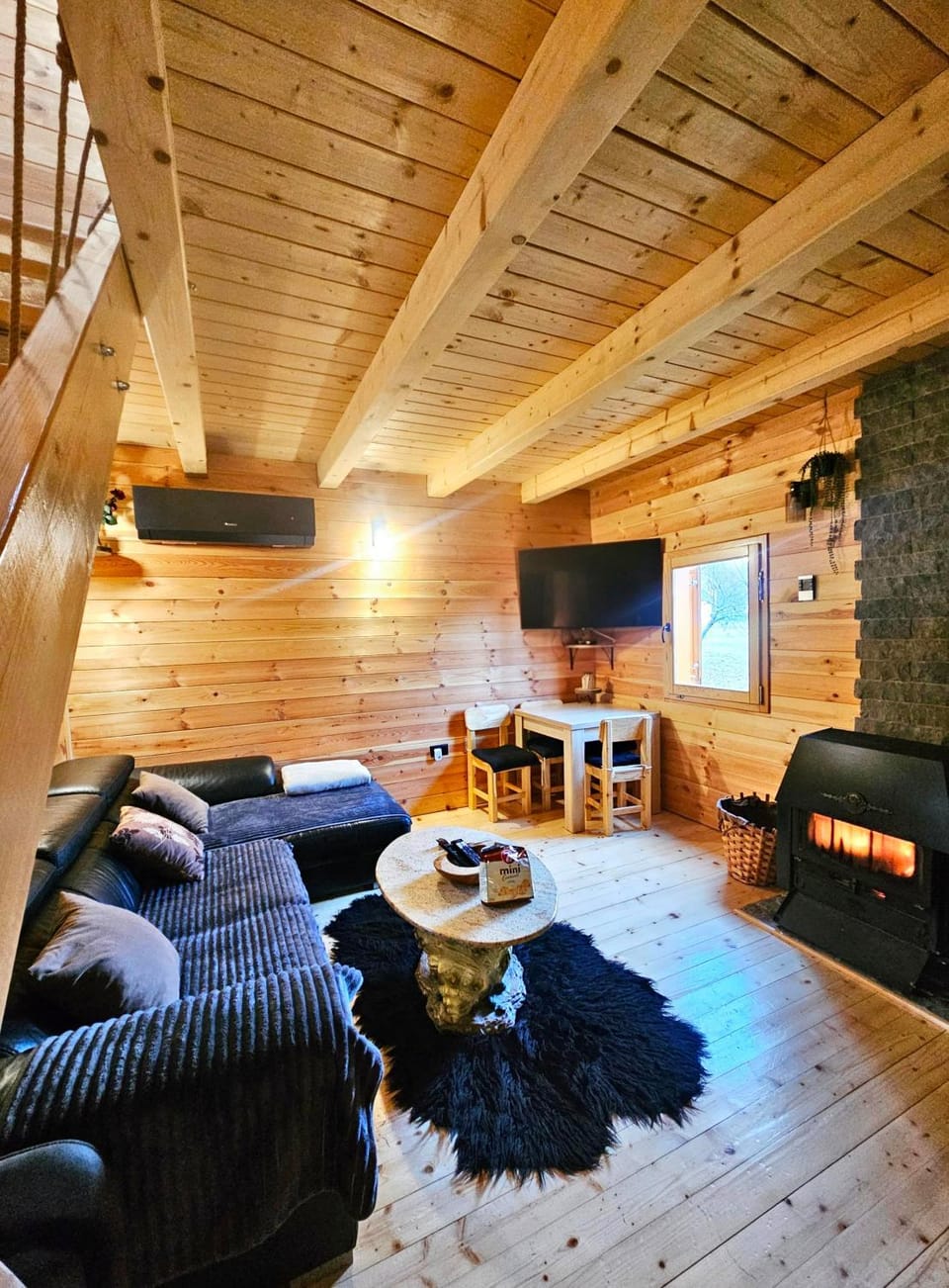 TV and multimedia, Living room, Seating area, Dining area, Evening entertainment