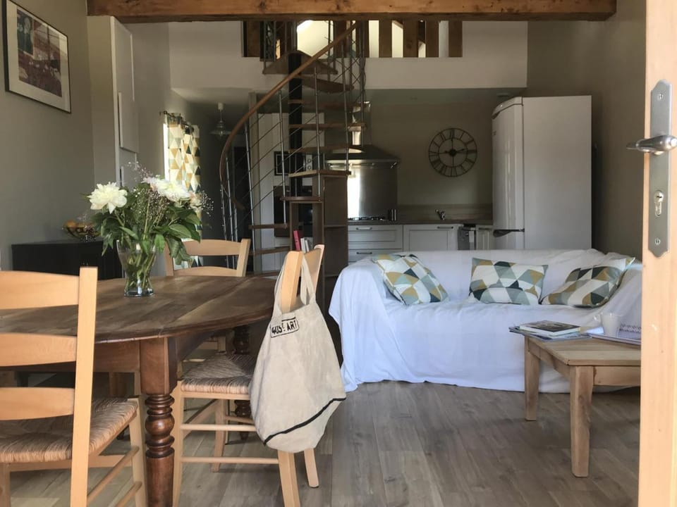 Gîte confortable avec piscine et animaux admis à Saint-André-d'Apchon - FR-1-496-143 House in Auvergne-Rhône-Alpes