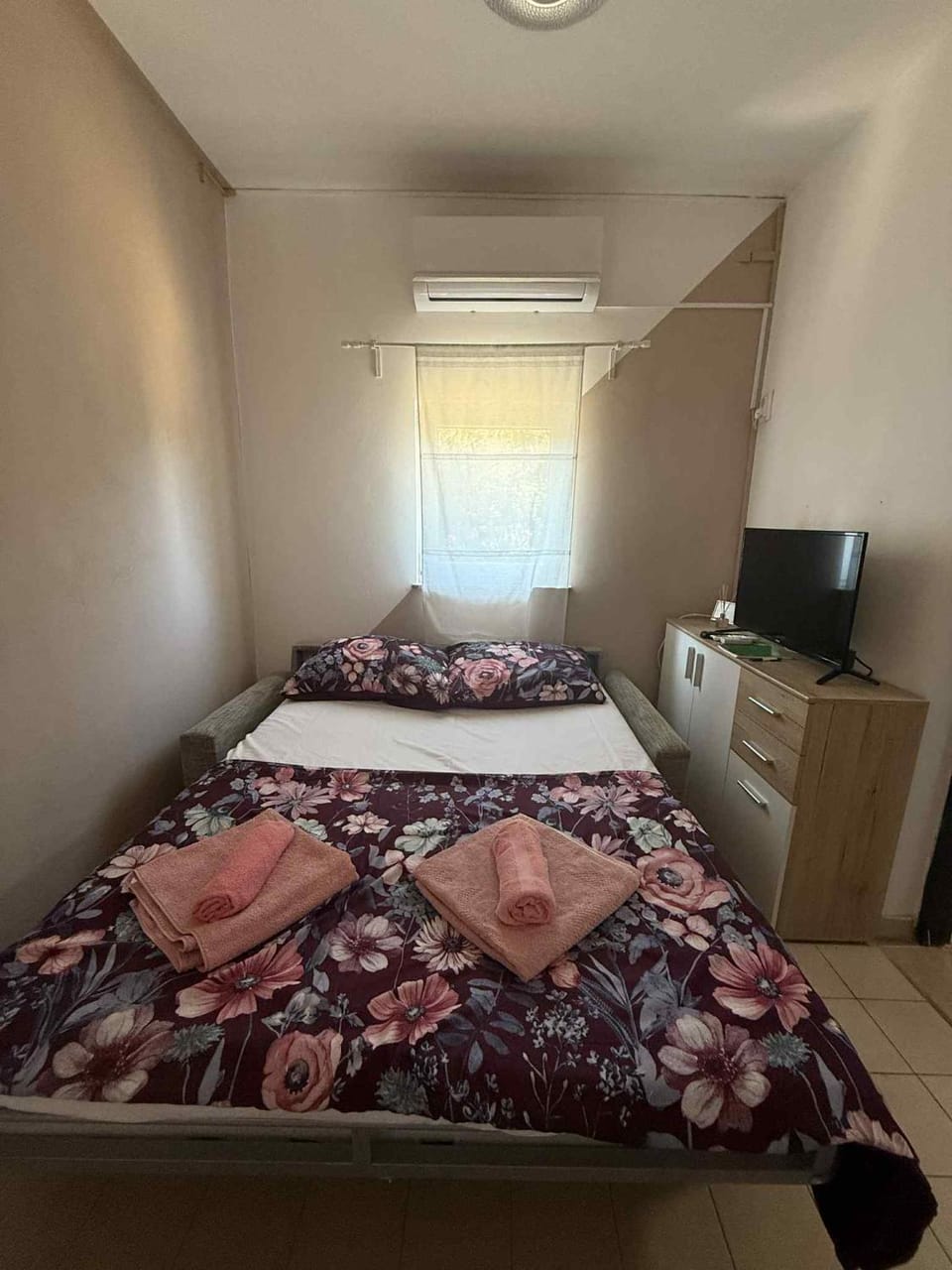 Bed, Bedroom, towels, air conditioner