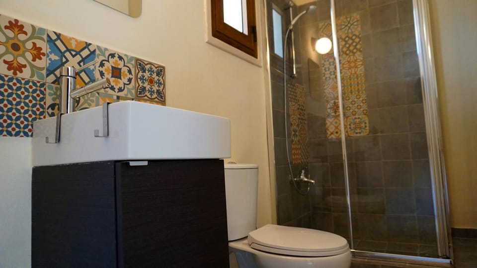 Shower, Toilet