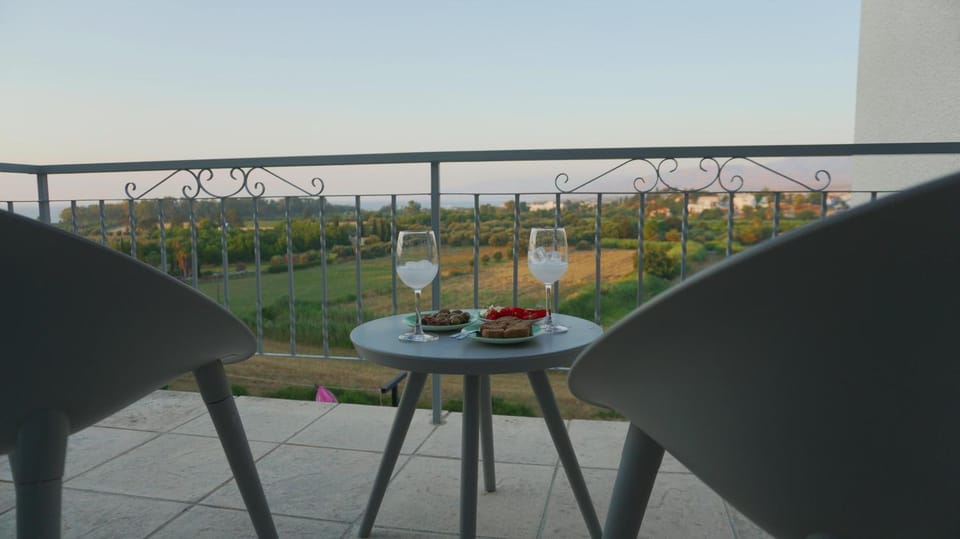 Balcony/Terrace, Food and drinks