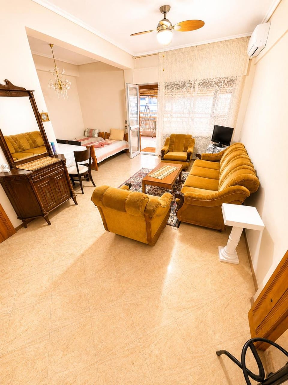 TV and multimedia, Living room, Seating area, Dining area