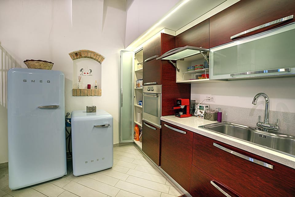 Kitchen or kitchenette, dishwasher, minibar, oven