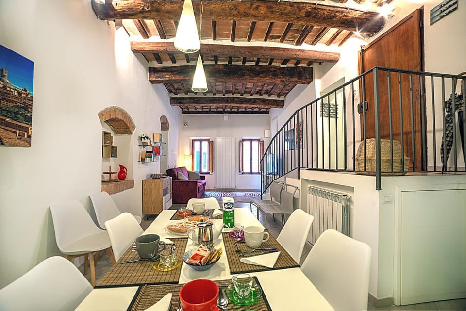 Living room, Food and drinks, Seating area, Dining area, Food