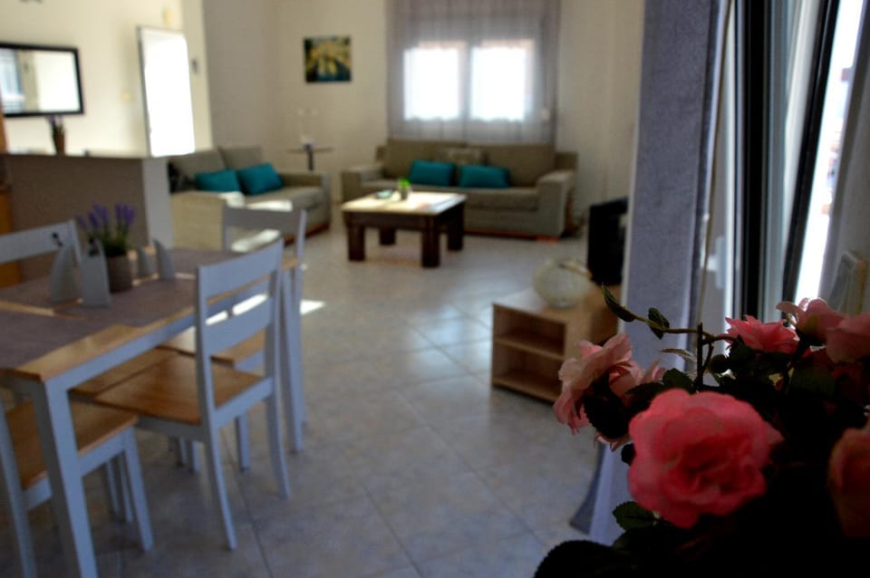 Seating area, Dining area