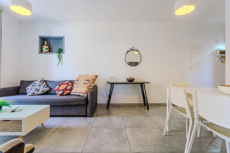 Alex's Vacation Suite - 100m from the beach - 6 Guests Apartment in Paphos