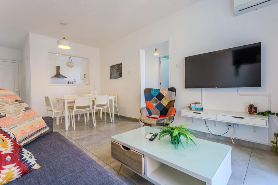 Alex's Vacation Suite - 100m from the beach - 6 Guests Apartment in Paphos