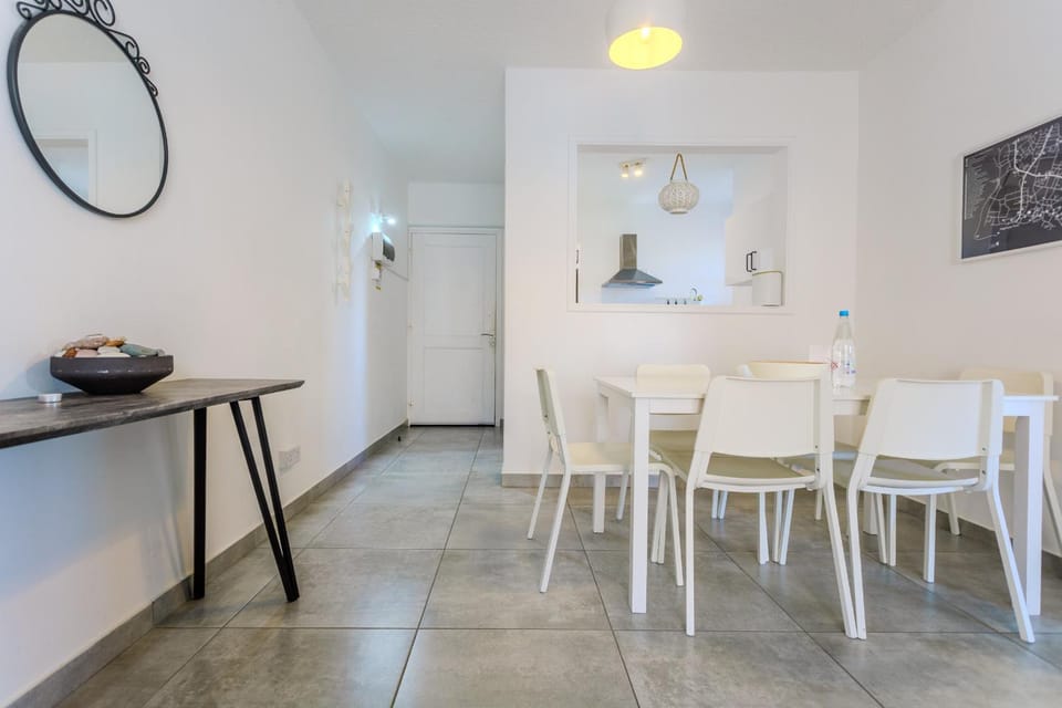 Alex's Vacation Suite - 100m from the beach - 6 Guests Apartment in Paphos