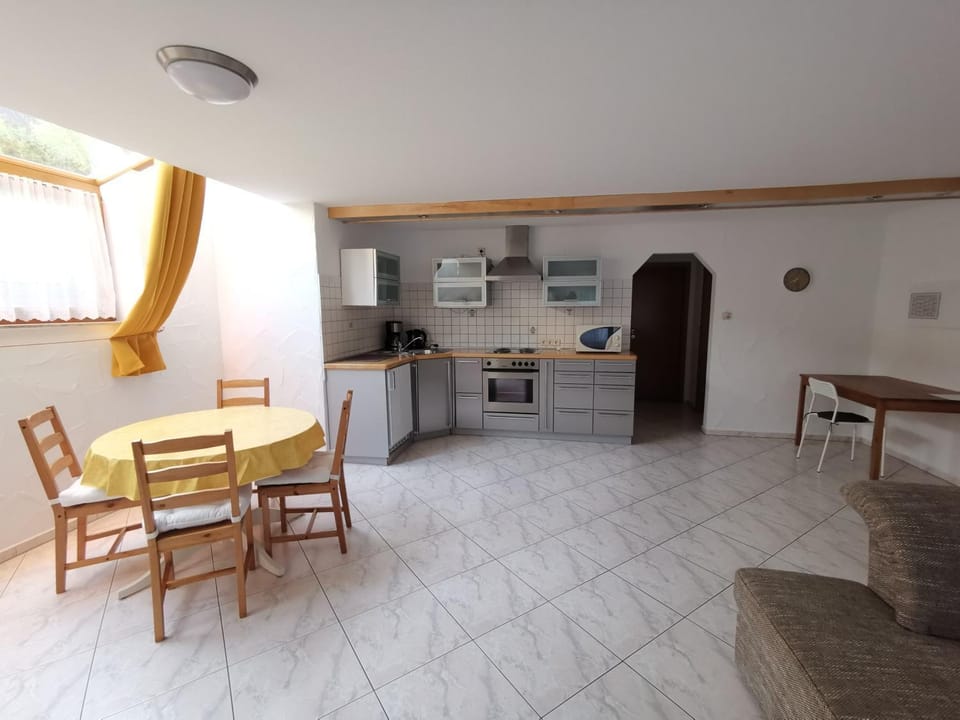 Kitchen or kitchenette, Dining area