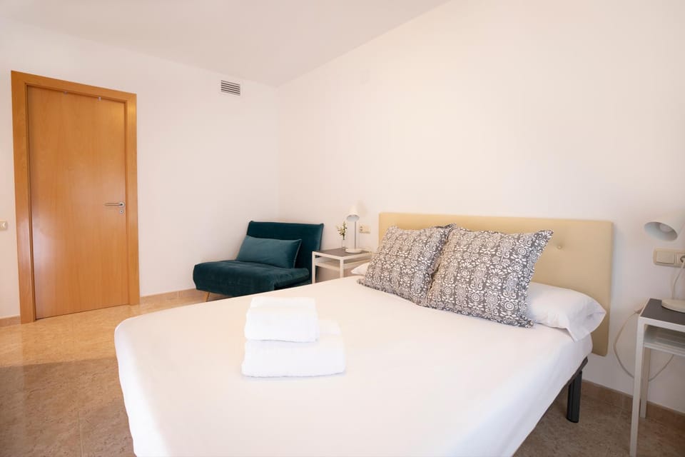Bed, Photo of the whole room, Bedroom, towels