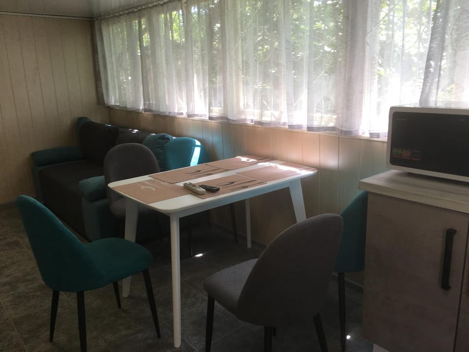 Living room, Business facilities, Seating area, Dining area