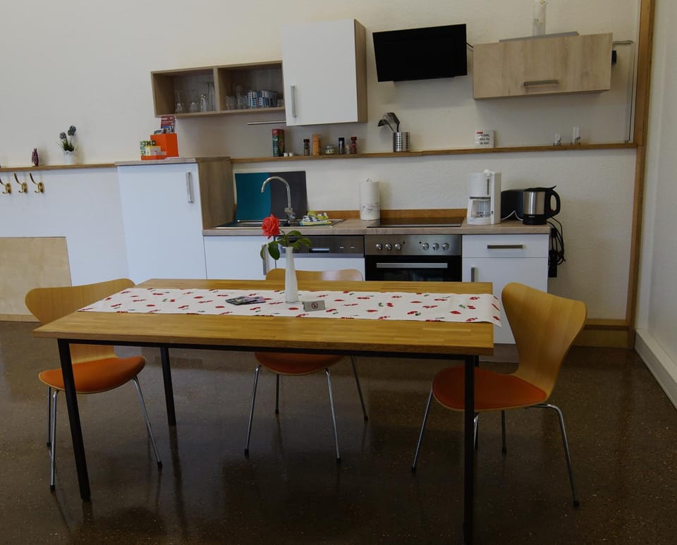 Coffee/tea facilities, Kitchen or kitchenette, Dining area, stove, toaster