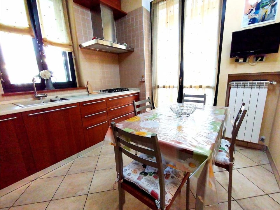 TV and multimedia, Kitchen or kitchenette, Dining area, stove