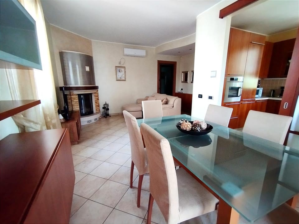 TV and multimedia, Living room, Seating area, Dining area, fireplace, air conditioner
