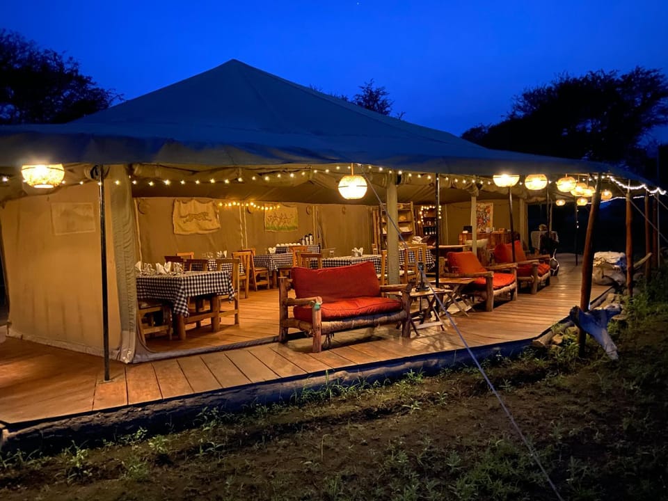 Restaurant/places to eat, Lounge or bar