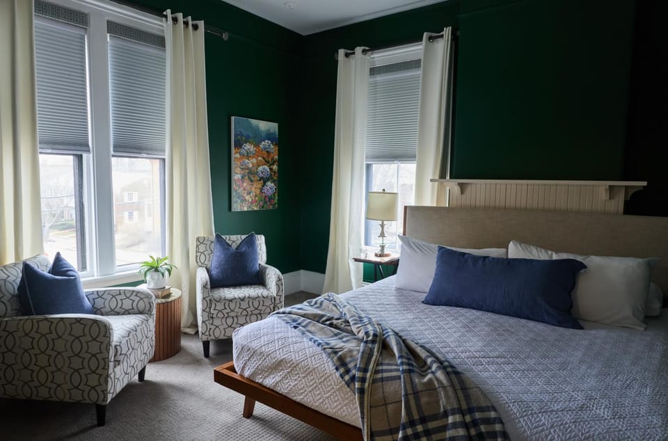 Bed, Seating area, Bedroom