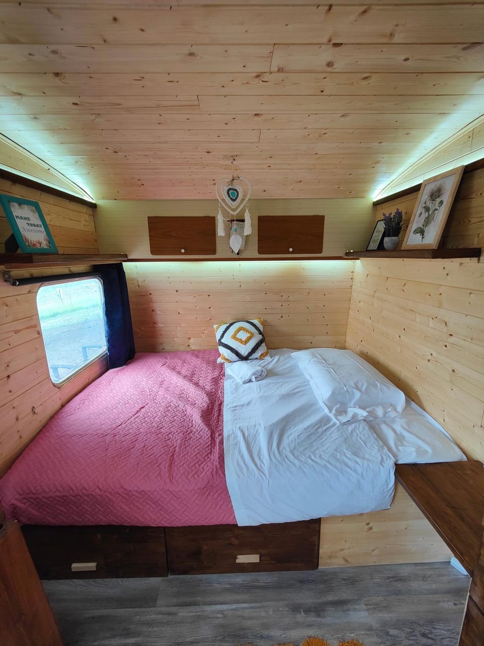 Bed, Photo of the whole room