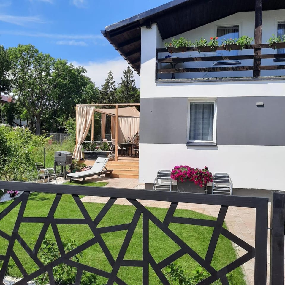 Property building, Garden, Garden, Balcony/Terrace, Garden view