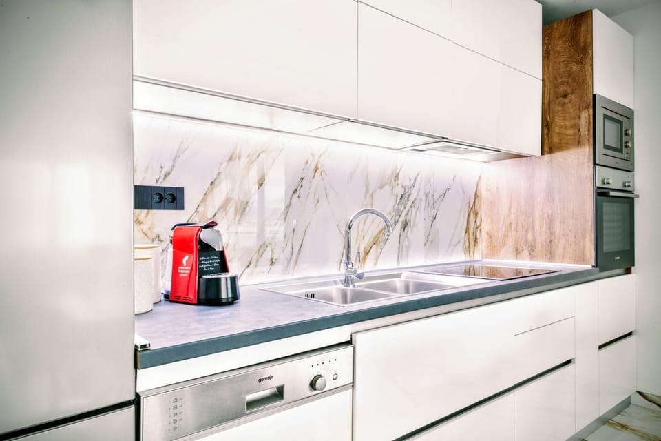 Communal lounge/ TV room, Coffee/tea facilities, Kitchen or kitchenette, Kitchen or kitchenette, Lounge or bar, Food and drinks, Seating area, Food, Sea view, Area and facilities, Drinks, Alcoholic drinks, Non alcoholic drinks, heating, internet, microwave, minibar, oven, pet friendly, stove, toaster, towels, VIP, air conditioner