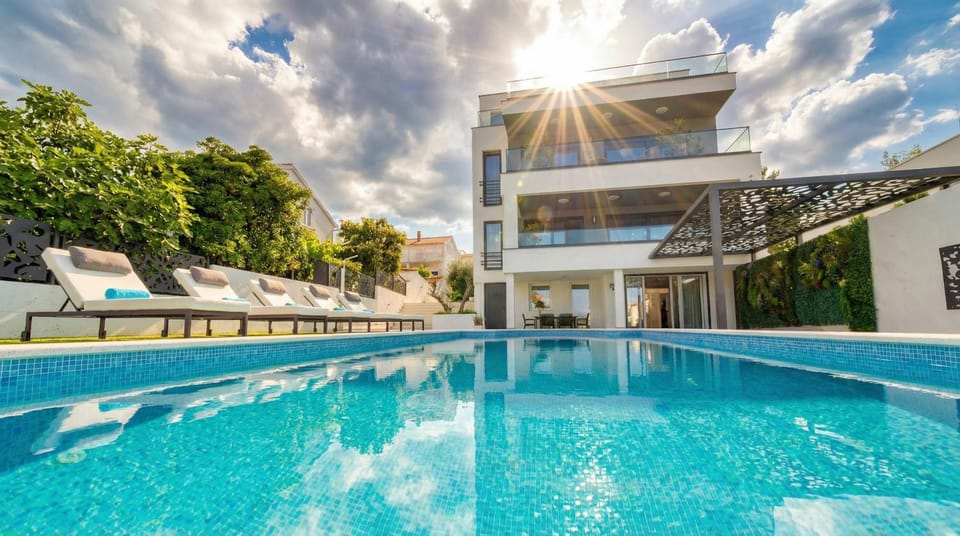 Property building, Day, Pool view, Swimming pool, Swimming pool, Time of day, sunbed, towels