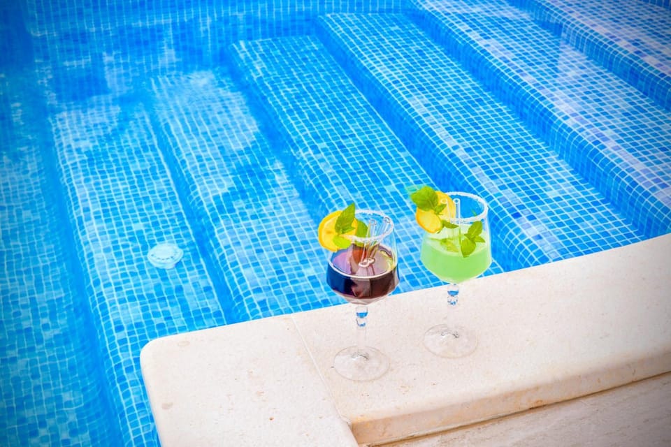 Day, Food and drinks, Pool view, Swimming pool, Drinks, Alcoholic drinks