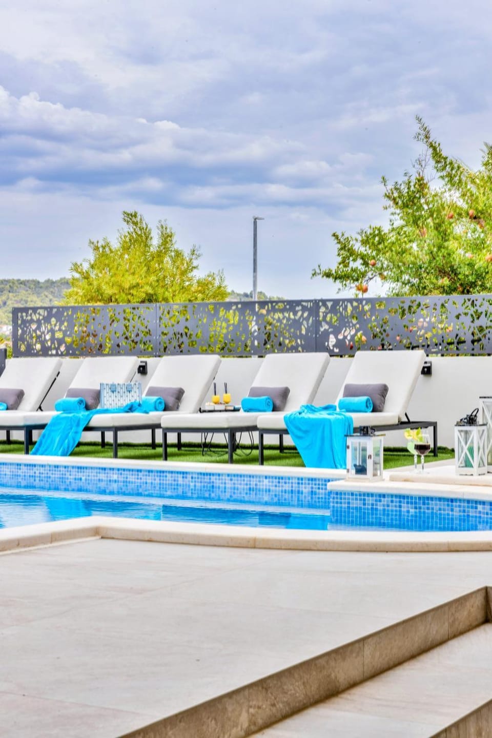 Day, Food and drinks, On site, Pool view, Swimming pool, Drinks, Alcoholic drinks, Non alcoholic drinks, Open Air Bath, sunbed, towels