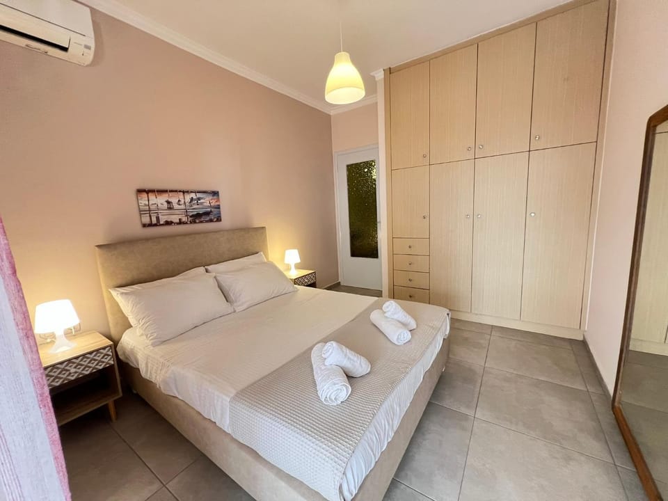 Bed, Photo of the whole room, Bedroom, wardrobe, air conditioner