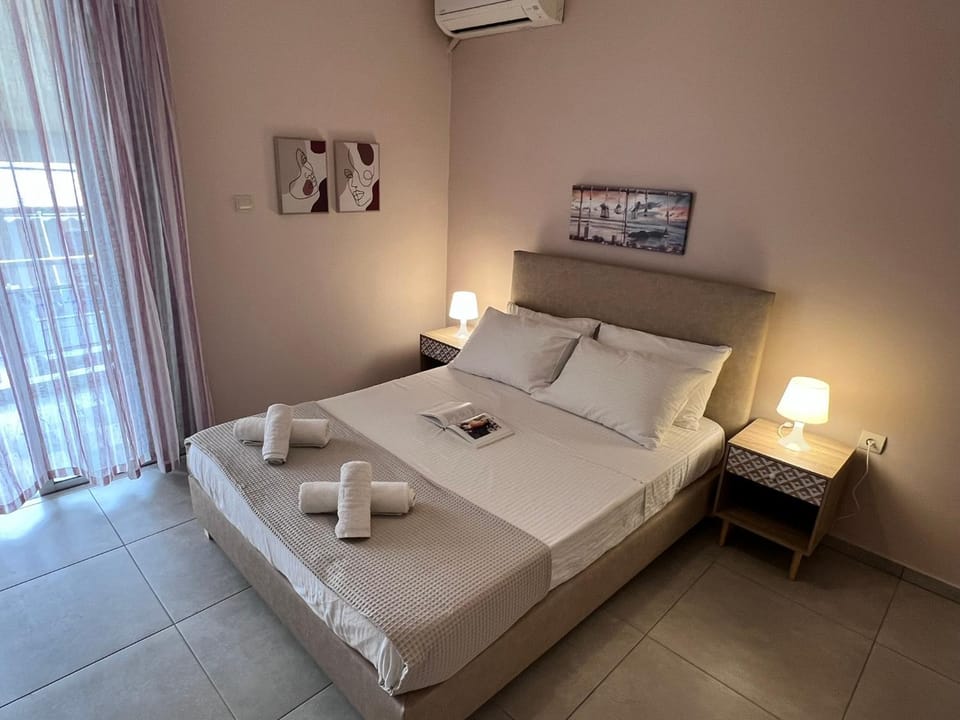 Bed, Photo of the whole room, Bedroom, air conditioner