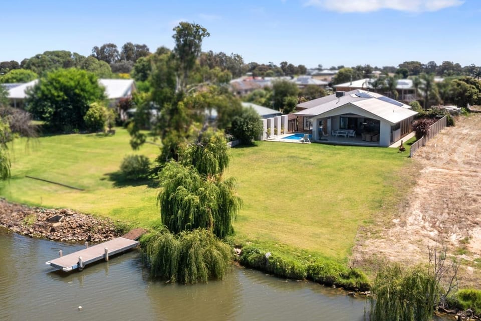Woodbine Waters Lakehouse House in Yarrawonga