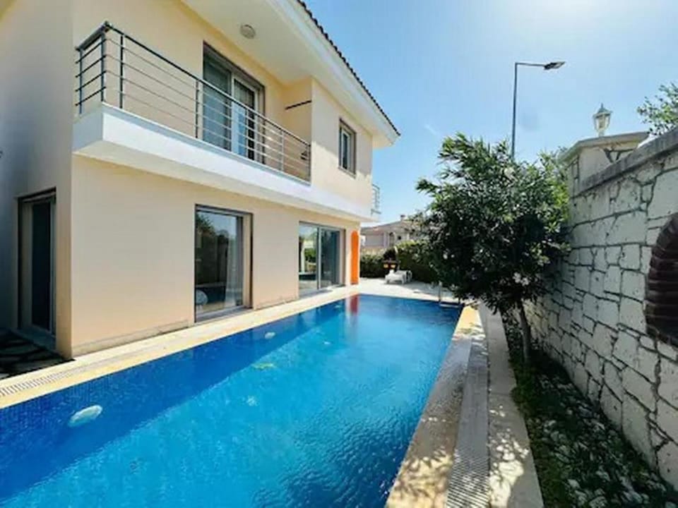 Property building, Day, Pool view, Swimming pool