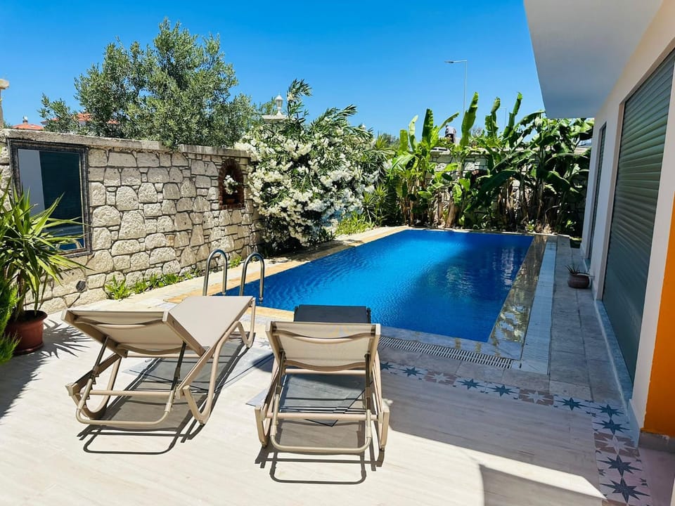 Patio, Day, Pool view, Swimming pool, Swimming pool, Swimming pool, sunbed
