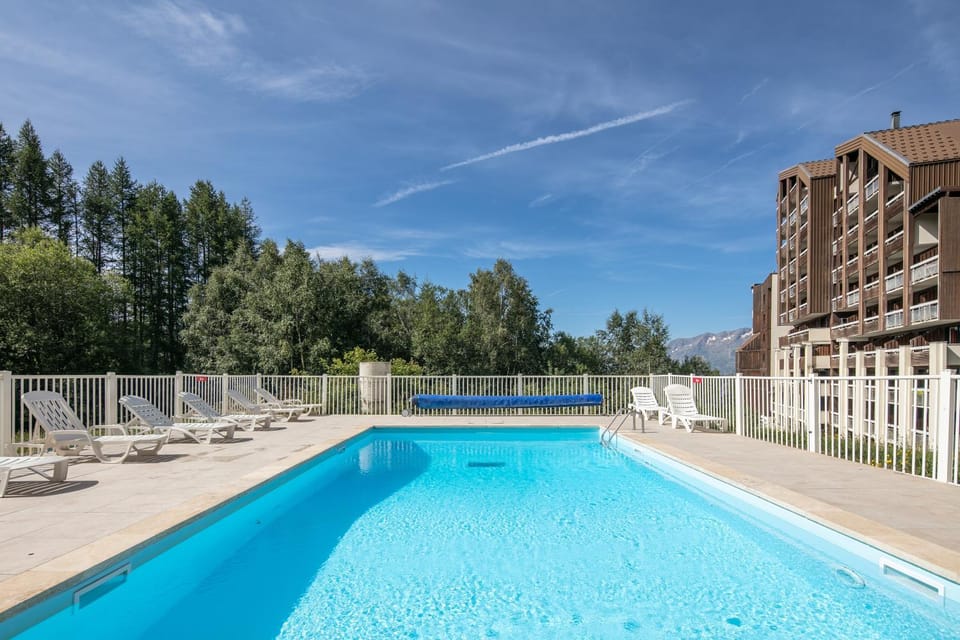 Property building, Day, Swimming pool, sunbed