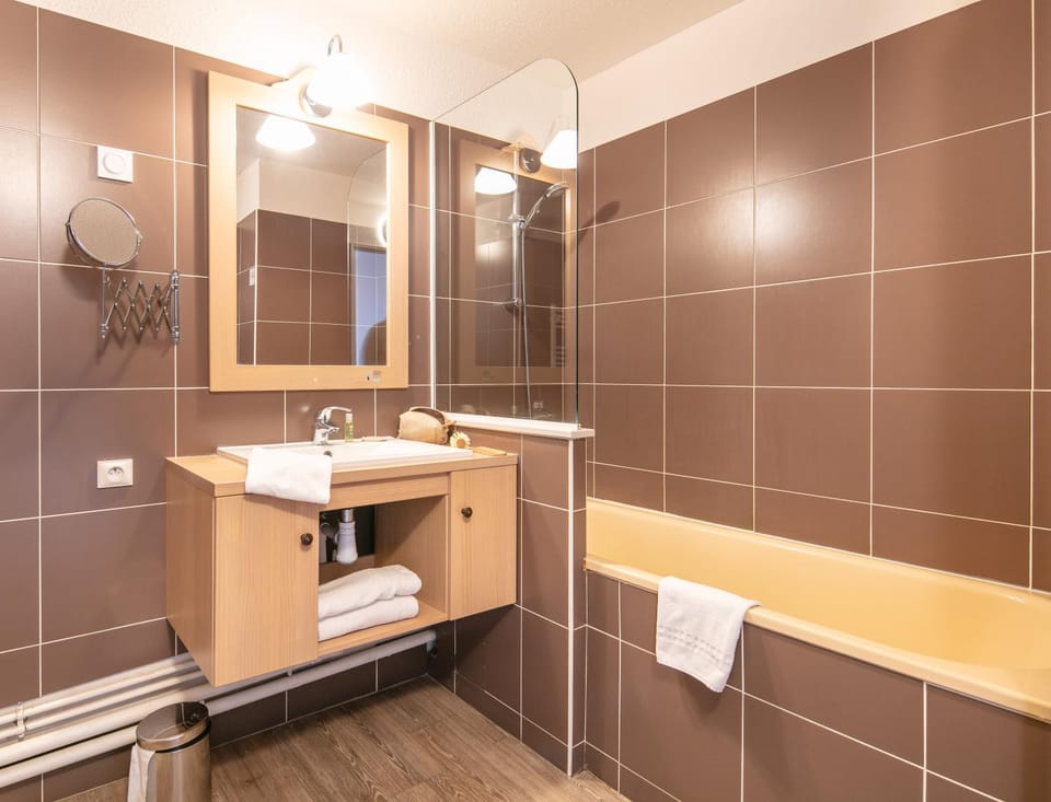 Bathroom, Bath, towels