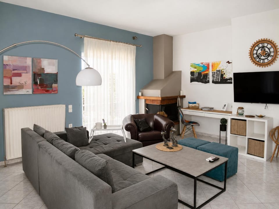 TV and multimedia, Living room, Seating area, Evening entertainment