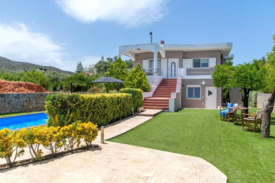 Property building, Patio, Day, Natural landscape, Garden, Garden, Garden view, Pool view, Swimming pool