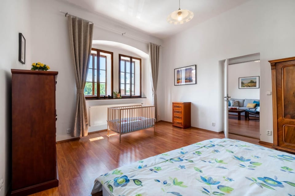 Bedroom, cot