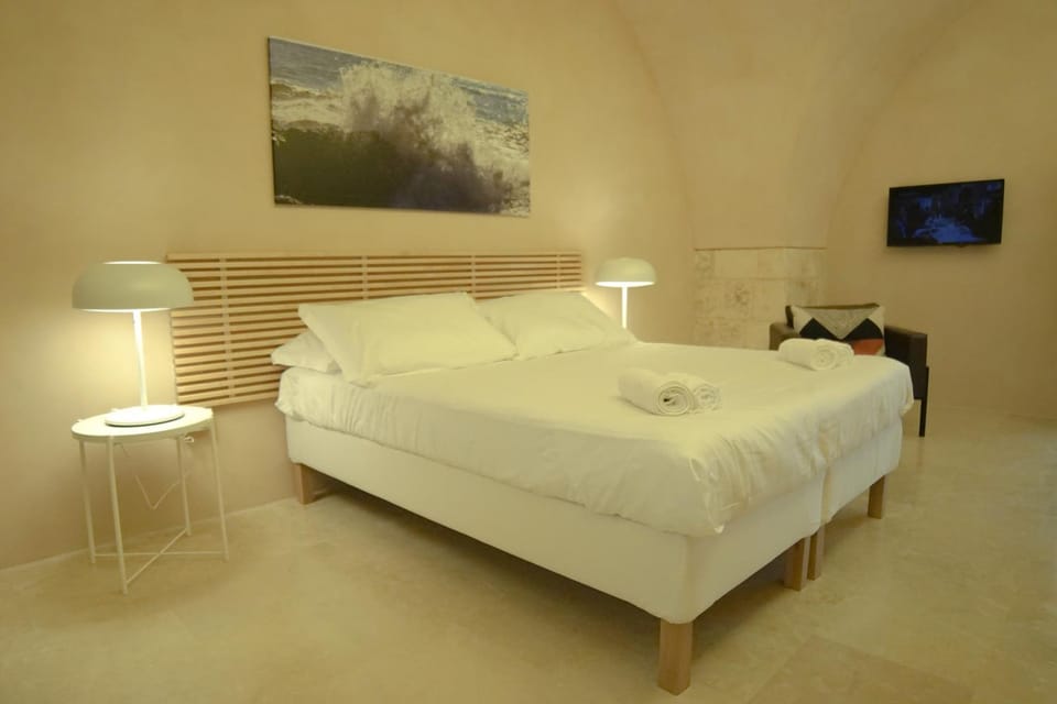 Bed, TV and multimedia, Bedroom