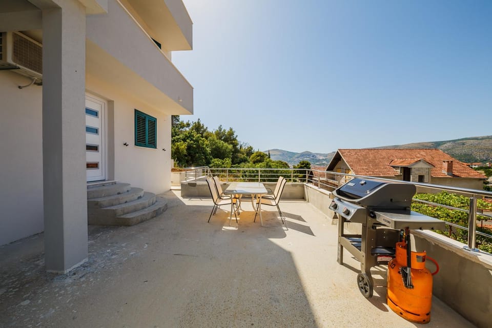 Facade/entrance, BBQ facilities, On site