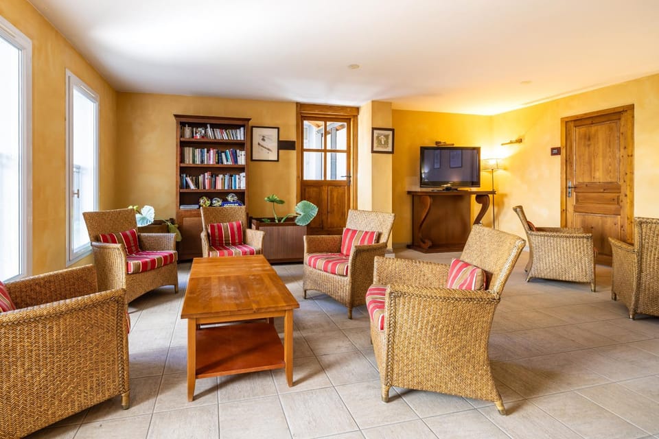 Communal lounge/ TV room, Library, TV and multimedia, Living room, Seating area, Evening entertainment