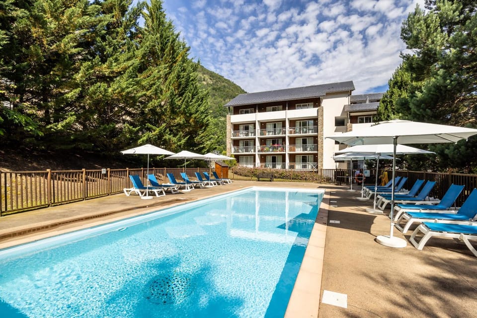 Property building, Spring, Day, Pool view, Swimming pool, sunbed