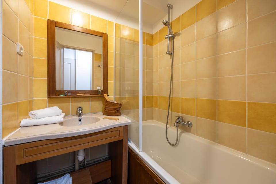 Bathroom, Bath, towels